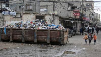 UNRWA: 330,000 Tons of Waste Accumulated in Gaza