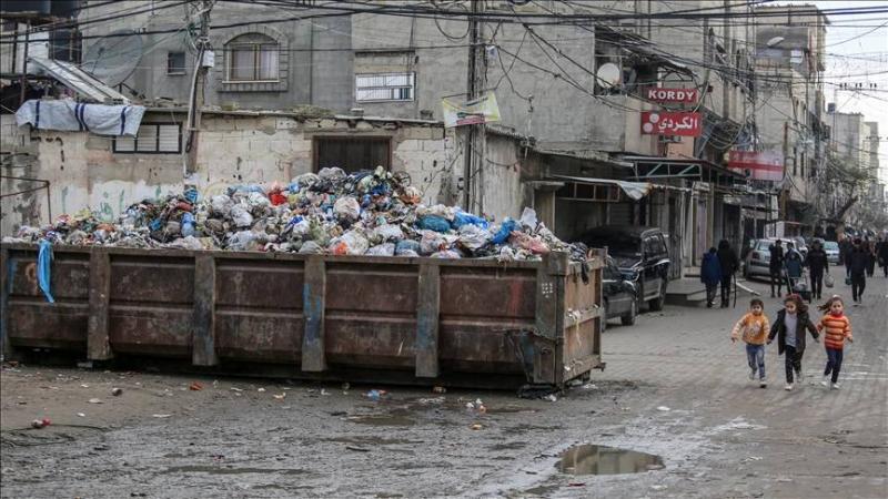 UNRWA: 330,000 Tons of Waste Accumulated in Gaza