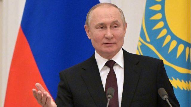 Putin Awards Honorary Title 