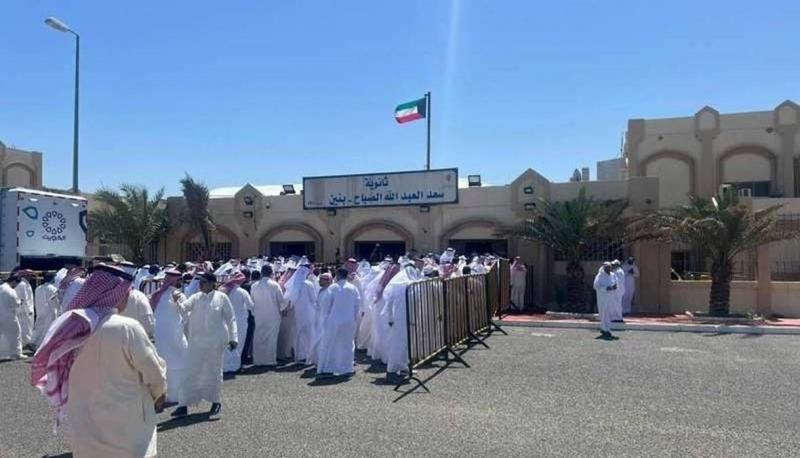 200 Candidates... Kuwaitis Cast Their Votes in National Assembly Elections