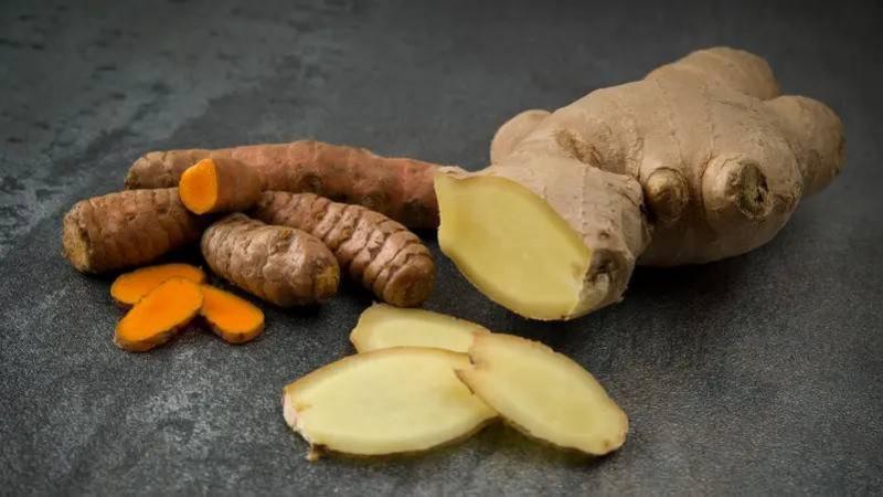 Turmeric and Ginger: Benefits and Potential Risks of Consuming Them Together
