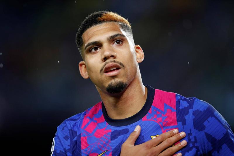 Barcelona Threatens Defender Araujo with Sale