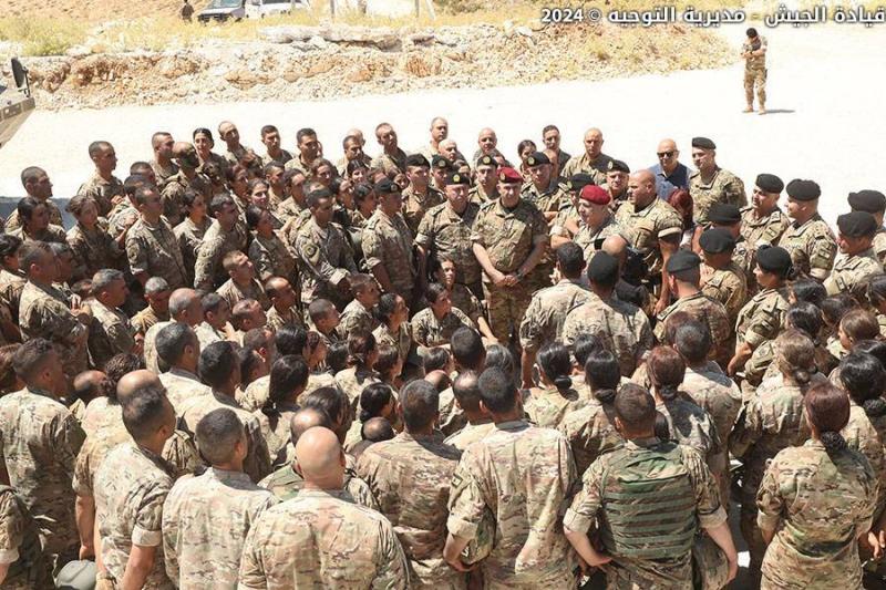 In Al-Aqoura: Army Commander Oversees Combat Drill (Photos)