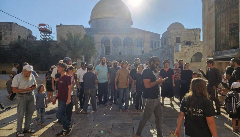 Hundreds of Settlers Storm Al-Aqsa Mosque