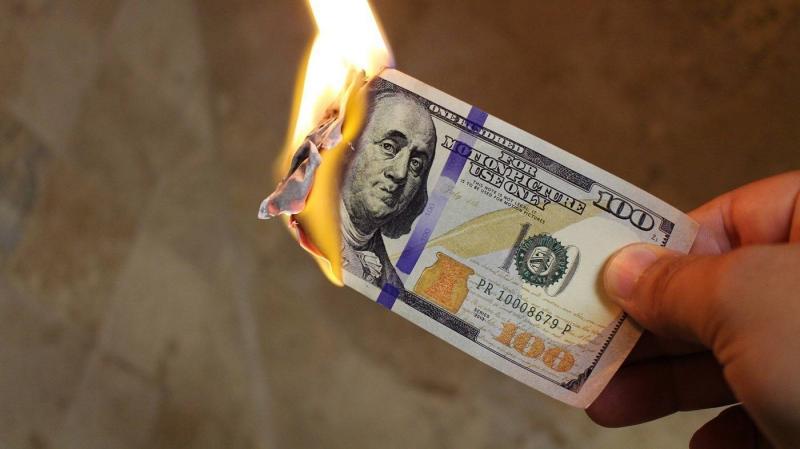 Algeria: Influencers Burn Money in Celebration