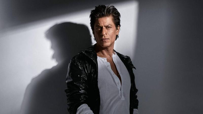 Shah Rukh Khan Angers Fans with Controversial Behavior on the Red Carpet (Video)