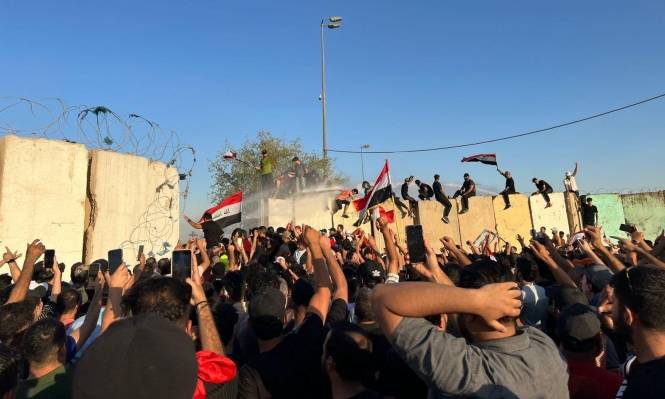 المتظاهرون يقتحمون مبنى البرلمان العراقي