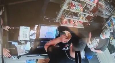 نائب سابق يضرب موظفة في أحد الأفران ويشهر سلاحه