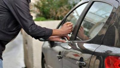 سرق سيارة لعنصر أمني.. ودورية تطارده