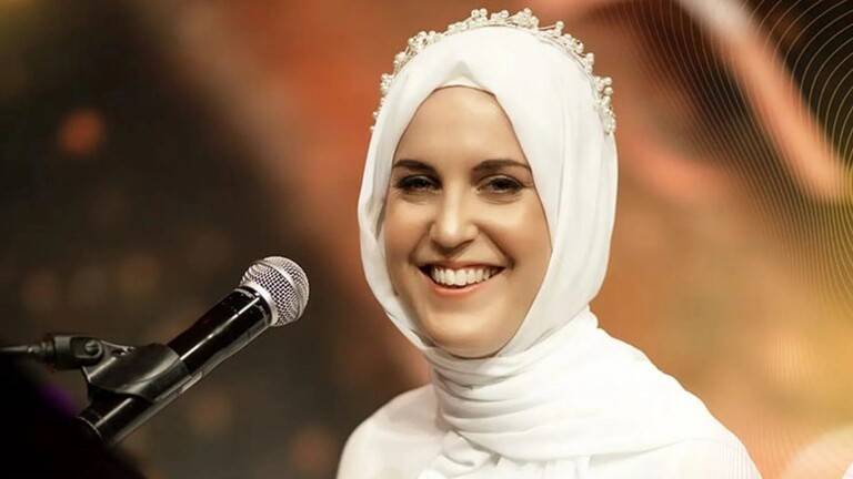 بعد اعتناقها الإسلام.. نجمة إنجليزية تبهر الجمهور بأدائها أغنية 