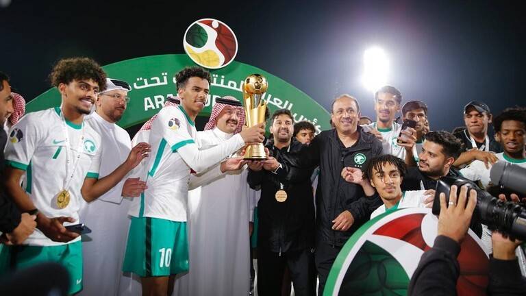 السعودية ترفع كأس العرب للشباب