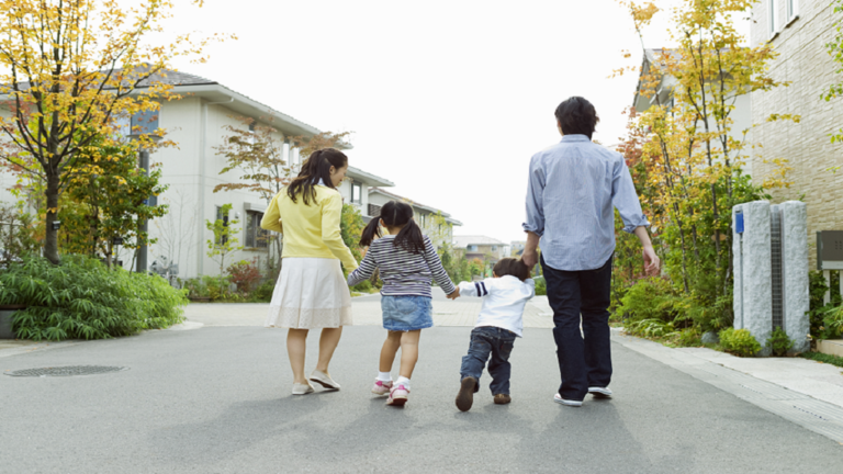 أطفال اليابان يتعلمون المشي بطريقة مختلفة تمام