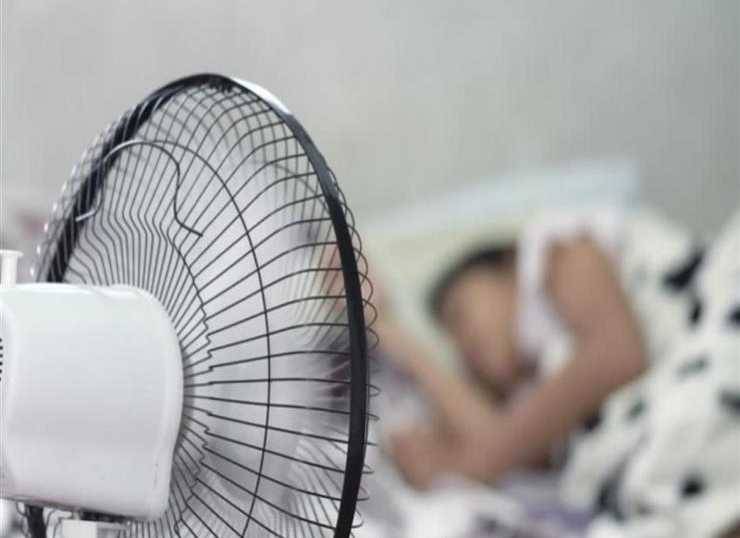 إرشادات لتفادي مخاطر النوم أمام المروحة..