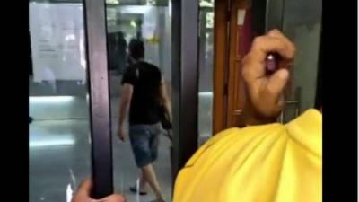 القوى الأمنية تقوم في هذه الأثناء بإخراج المودع المسلّح من مصرف فدرال بنك في الحمرا