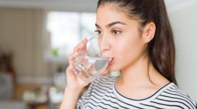 ماذا يحدث لو اكتفيت بالماء مشروبا لشهر واحد؟