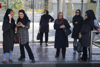 إيرانيات يتبرعن بالذهب لـ