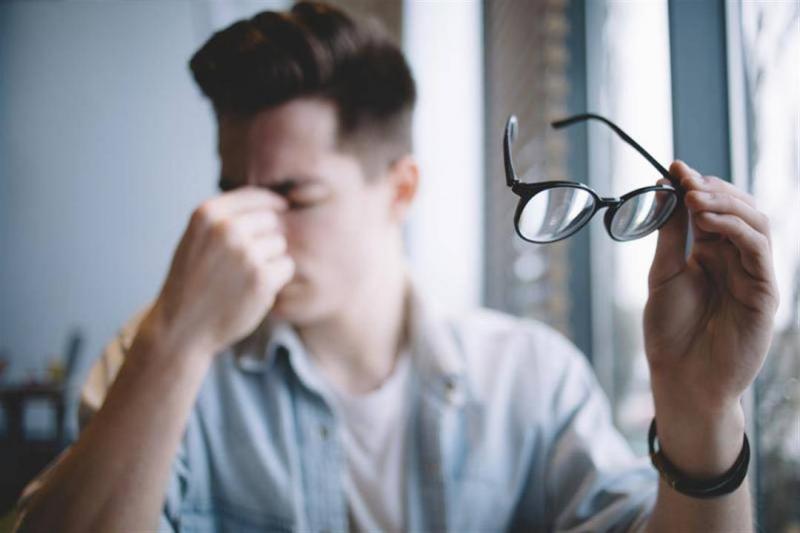 هل ارتداء النظارات يضر بصحة العين؟