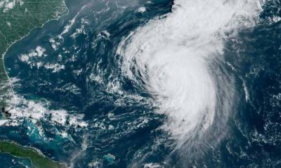 Hurricane "Ernesto" Sweeps Through Bermuda, Causing Power Outages and Flood Alerts