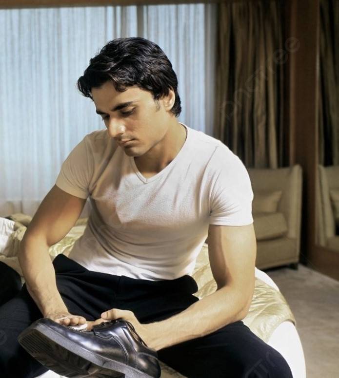 شاب يوناني يتسلل لمنازل جيرانه.. ليشم رائحة أحذيتهم