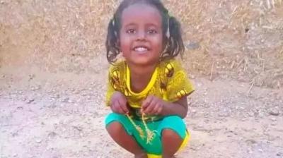 طفلة محاطة بالعقارب السامة في السودان... ما السبب؟
