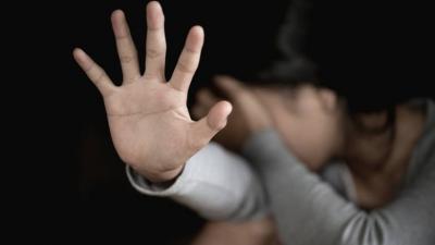 تفاصيل صادمة... أم تتاجر بجسد طفلتها القاصر بمقاطع إباحية