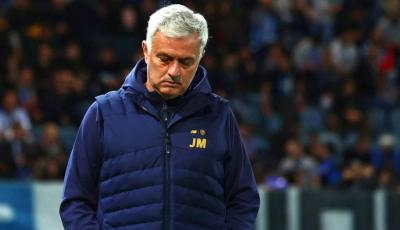 مورينيو يطالب بميدالية ومكافأة الفوز بالدوري الإنكليزي