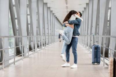 مطار يحظر العناق لأكثر من 3 دقائق
