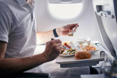 لماذا لا ينصح بتناول الطعام في الطائرة؟