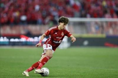 إمام عاشور يهز شباك العين الإماراتي بهدفٍ عالمي (فيديو)