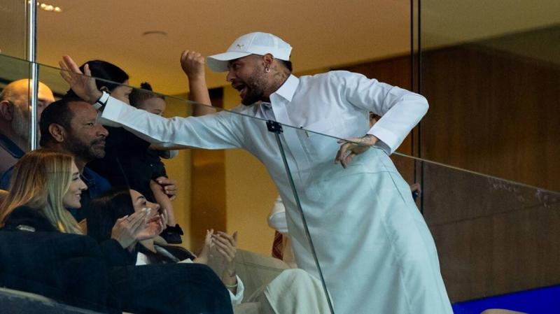 نيمار يخطف الأنظار مع عائلته خلال مباراة الهلال والتعاون