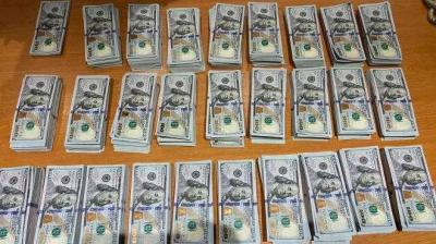 إحباط محاولة تهريب دولارات مزيّفة إلى تركيا