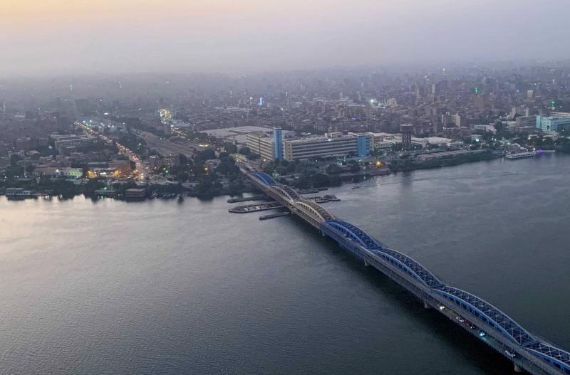 فيديو مرعب... سيارة نقل جماعي تعبر جسر مشاة على نيل مصر