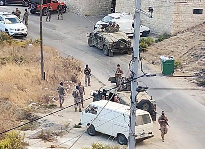 الجيش يوقف شاحنة محملة بالسلاح قرب زحلة (صورة)