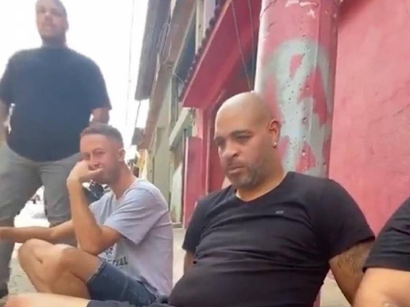 أسطورة البرازيل مخمور وحافي القدمين