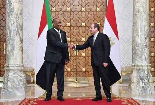 السيسي للبرهان: لضرورة وقف إطلاق النار في السودان