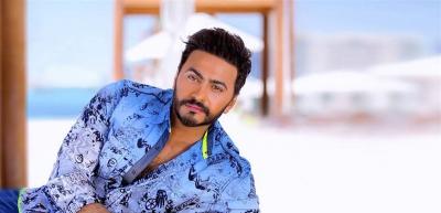 تامر حسني يشيد بطفل مصري... ماذا اخترع للمكفوفين؟