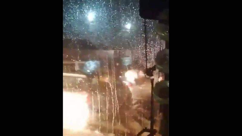 بالفيديو.. مياه الأمطار تُغرق السيارات في نفق المطار
