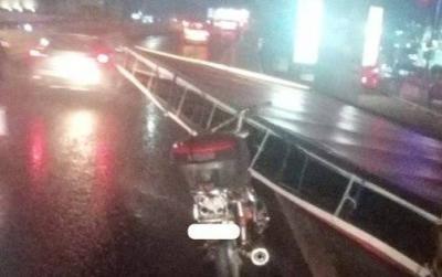 بالصورة: انقلاب لوحة إعلانية على نهر الموت