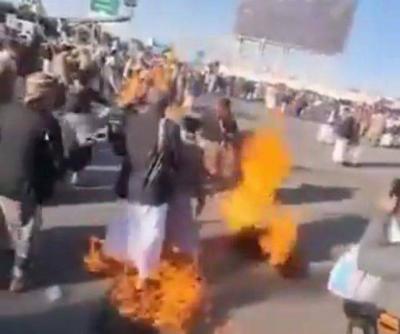 بالفيديو- قيادي حوثي يشعل النار بجسده لهذا السبب!
