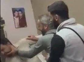 بالفيديو.. مجموعة شبان تعتدي على صحافيين في صور ‏وجون