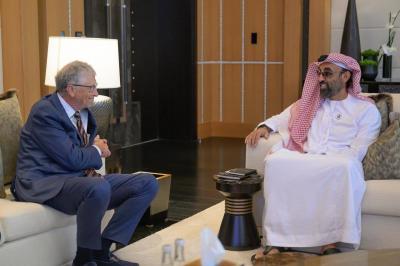 طحنون بن زايد وبيل غيتس يبحثان دور الذكاء الاصطناعي في التنمية المستدامة