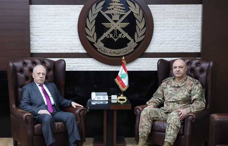 وزير الدفاع يزور قائد الجيش