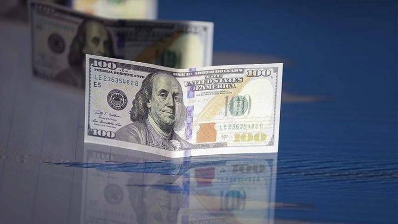 الدولار يهبط إلى أدنى مستوى في أسبوع