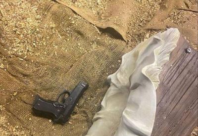 بالصورة- مسدس مكان 
