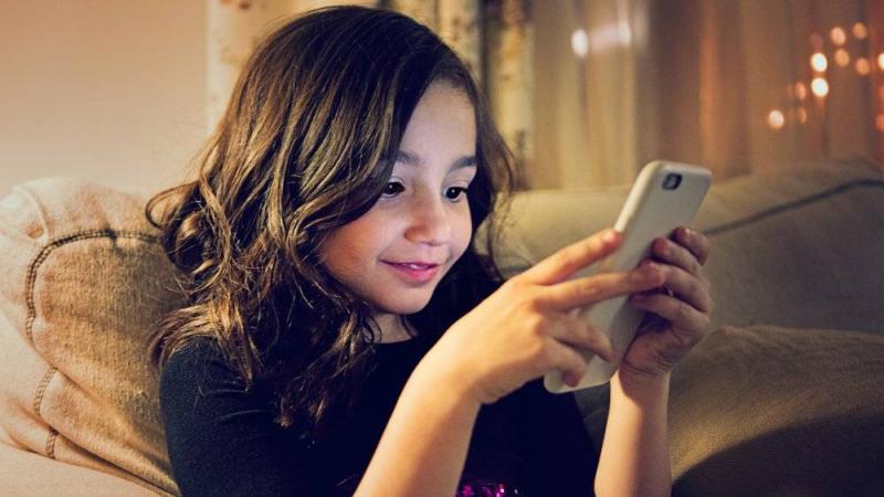 ما علاقة الهواتف الذكية بوزن الأطفال؟