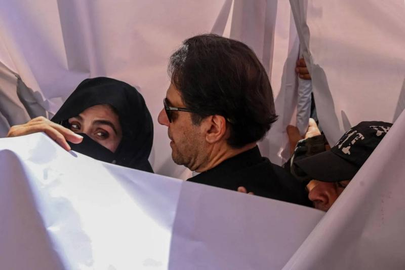من هي بشرى بيبي زوجة عمران خان؟