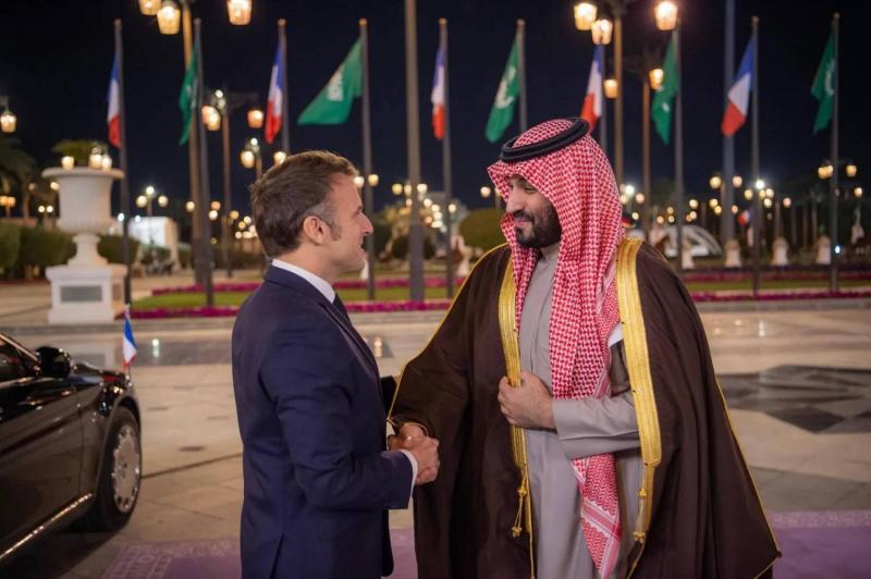 ماكرون وولي العهد السعودي يدعوان لانتخاب رئيس للبنان