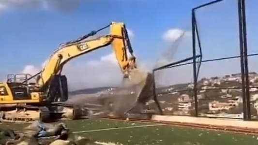 بالفيديو - هدم الملعب البلدي في كفركلا