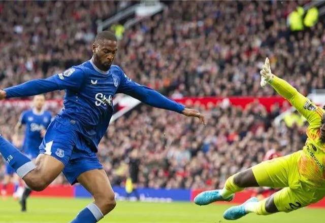 برباعية.. مانشستر يونايتد يفوز على إيفرتون