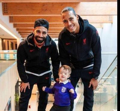 صلاح وفان دايك يحققان حلم طفل مشجع لليفربول